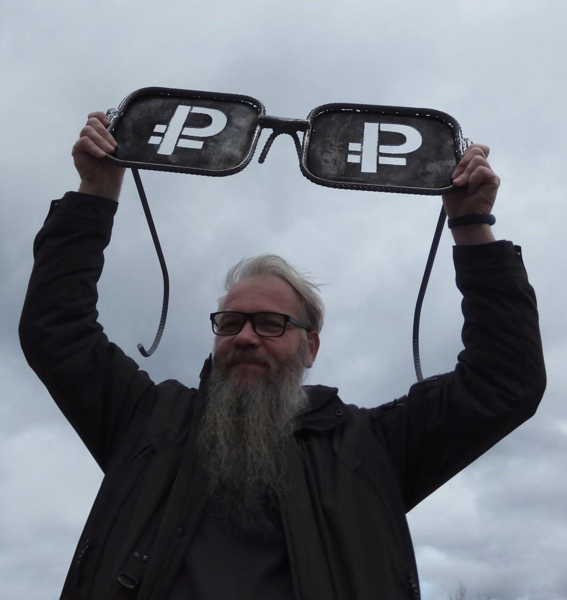 Василий Слонов со стальными очками. Фото: Архив художника