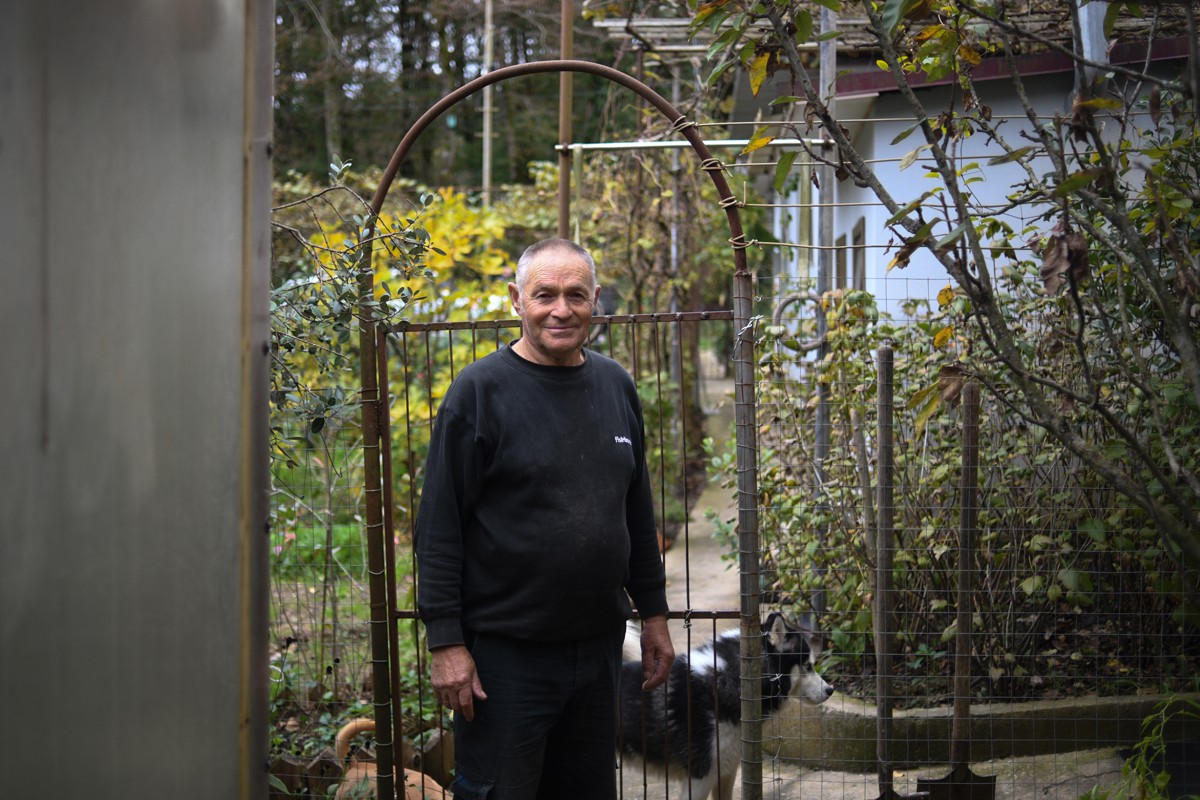 Петр Григорьевич приглашает посмотреть свой сад, которым очень гордится. Фото: Светлана Виданова / «Новая газета»