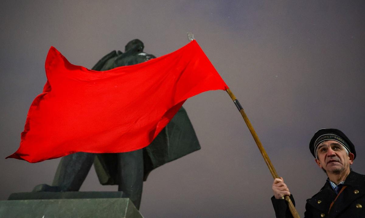 Празднование 108-й годовщины Октябрьской революции в Новосибирске. Фото: Кирилл Кухмарь / ТАСС