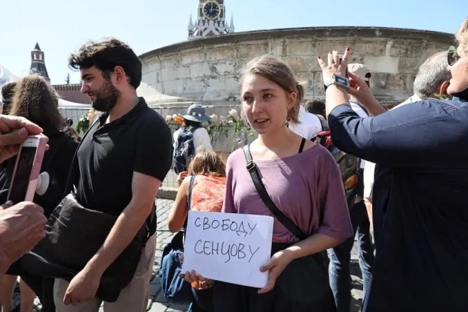 Анна Красовицкая с плакатом, Влад Докшин/ «Новая газета»