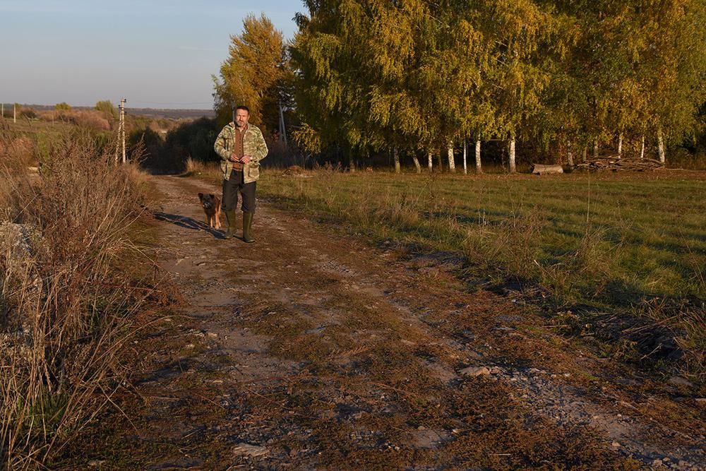 Юрий Дудин с псом на дороге, которую он проложил. Фото: Анастасия Цицинова, специально для «Новой газеты»