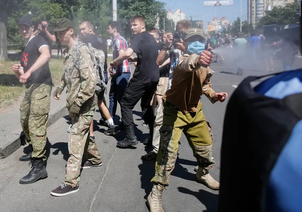 Националисты атакуют участников Марша на глазах журналистов. Фото: Роман Пилипей / EPA