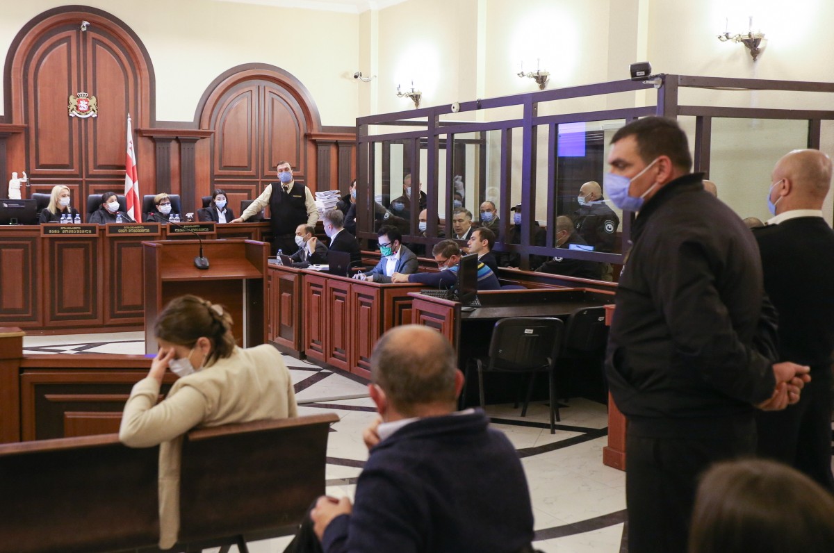 Заседания суда по делу Саакашвили. Сам он в «аквариуме». Фото: Ираклий Геденидзе / POOL / ТАСС