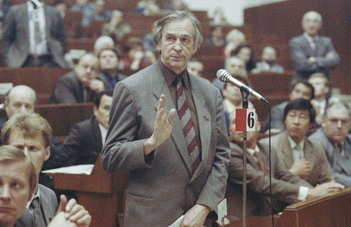 Валентин Фалин во время выступления на внеочередной сессии Верховного Совета СССР. Фото: Владимир Мусаэльян / ТАСС