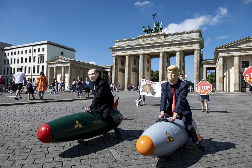 Активисты в масках Владимира Путина и Дональда Трампа во время акции против применения ядерного оружия. Берлин, 30 июля 2020 года. Фото: EastNews
