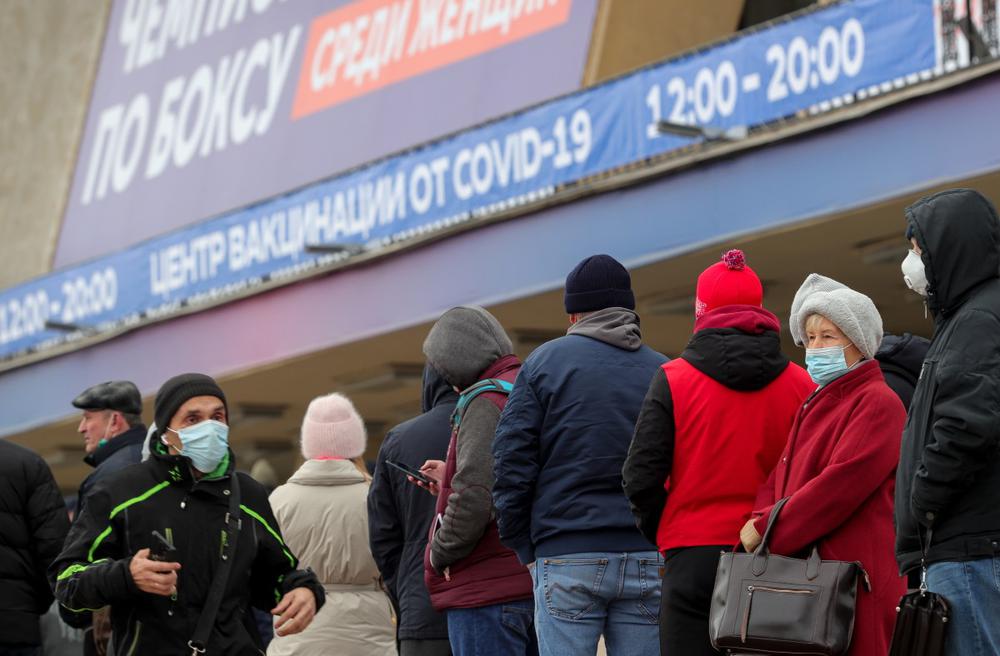 Очередь на вакцинацию в Челябинске. Фото: Наиль Фаттахов / ТАСС