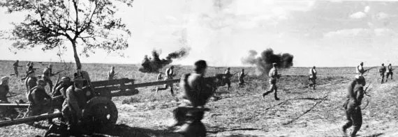 Солдаты стрелкового полка бегут в атаку по степи при поддержке артиллерии, ведущей огонь прямой наводкой. 3-й Украинский фронт. 1944 год. Фото: РИА Новости