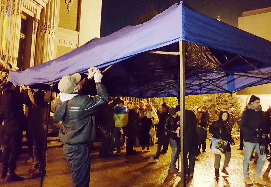 Участники «Движения сопротивления капитуляции» в Киеве ждут итогов парижской встречи. Фото: hromadske.ua