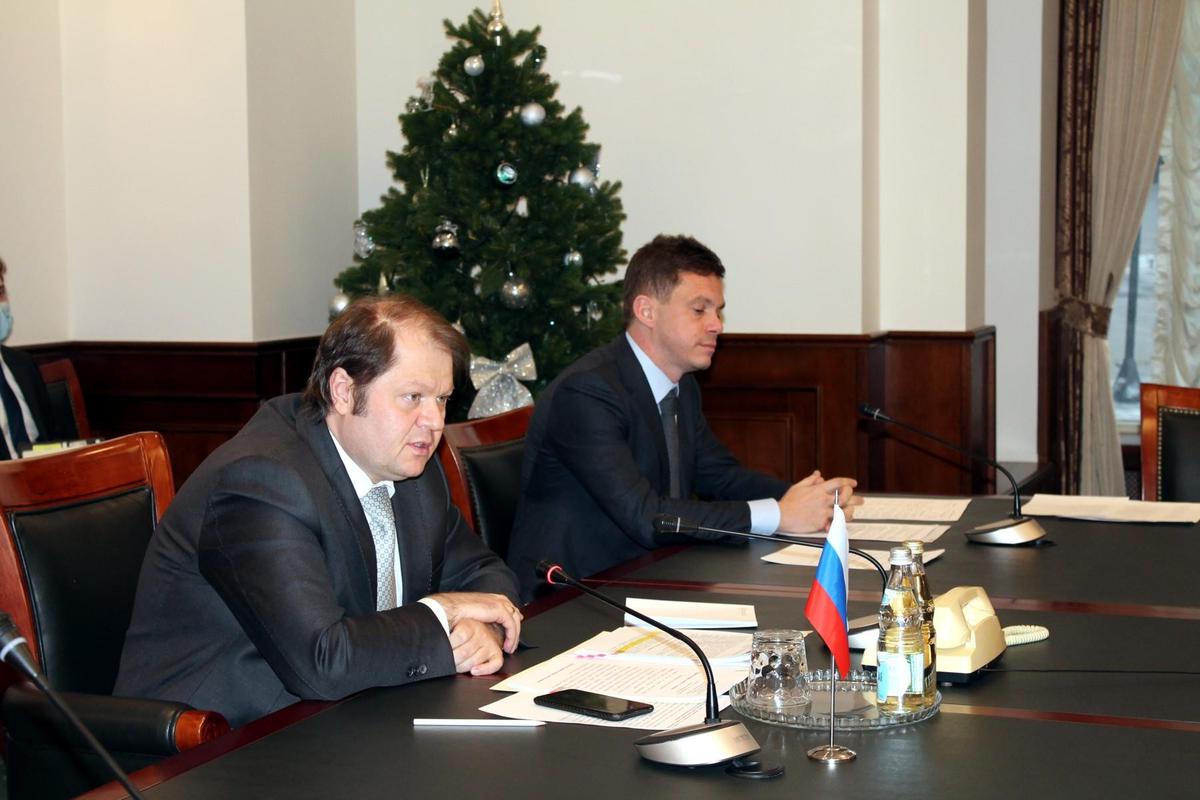 Владимир Токарев слева. Фото: пресс-служба Минтранса России