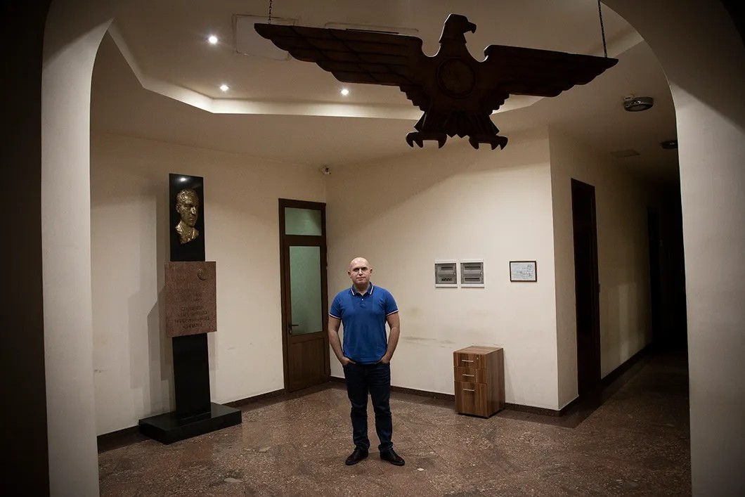 Армен Ашотян в здании Республиканской партии Армении. Фото: Анна Артемьева / «Новая газета»