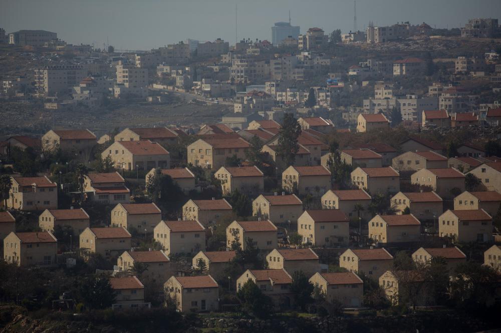 Еврейской поселение Амона, на дальнем плане — палестинский район. Фото: Chris McGrath / Getty Images