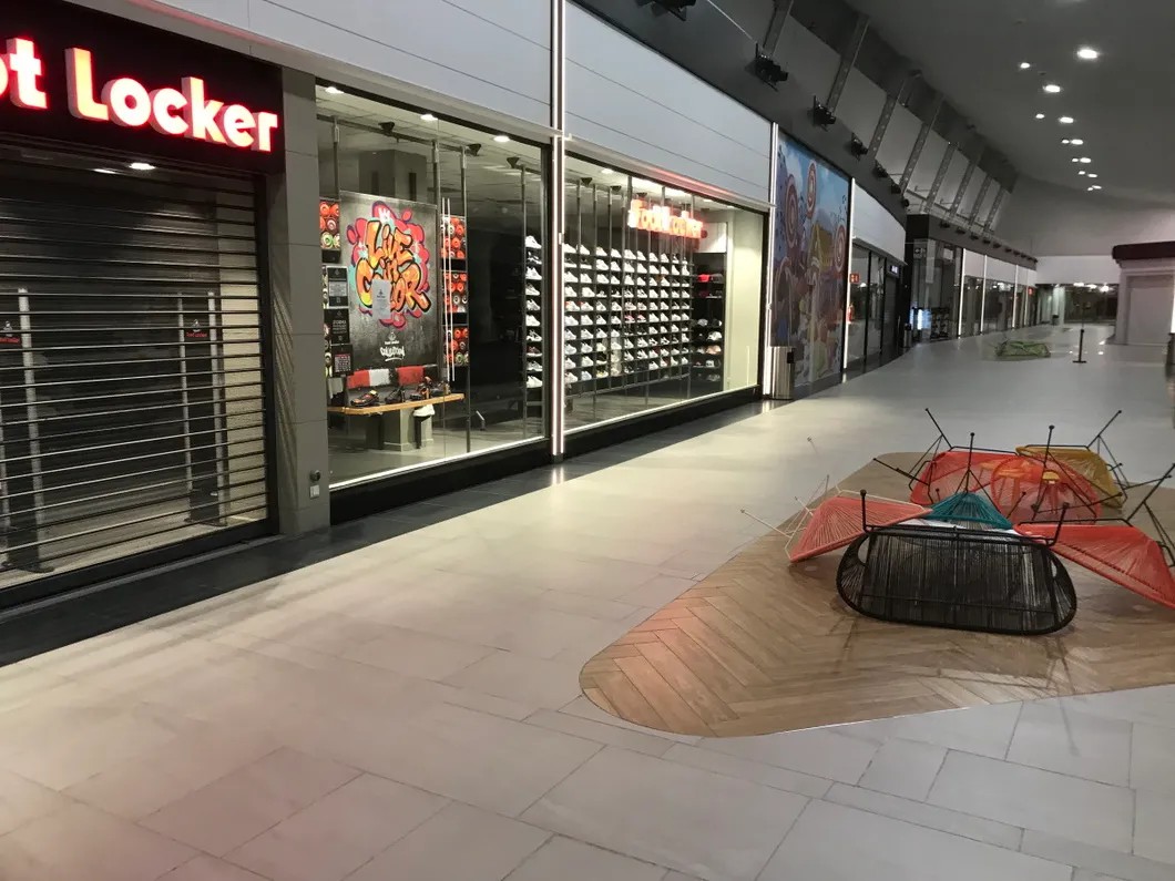 В гигантском торговом комплексе El Saler закрыты все магазины, кроме продуктового супермаркета и аптеки. Фото: Александр Вишневский / «Новая»