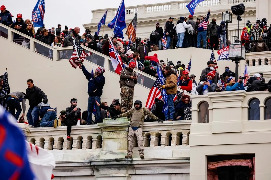 Сторонники Трампа на фасаде Капитолия. Фото: GettyImages