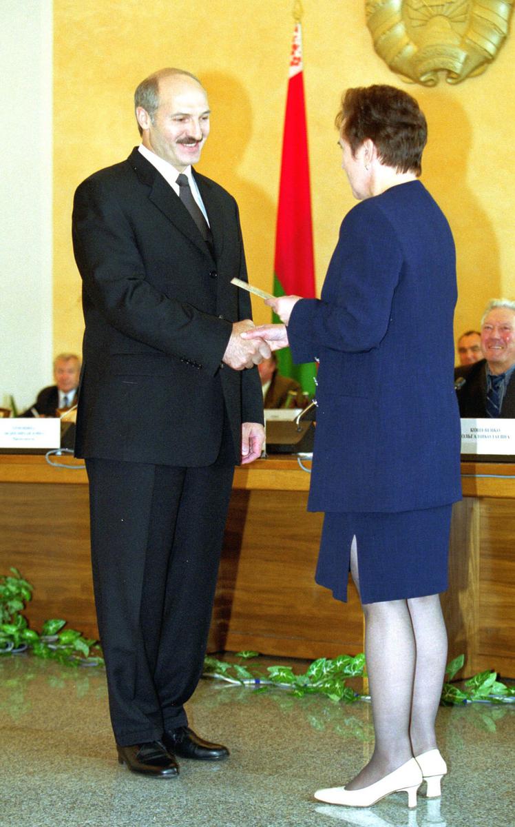 2001 год. Лидия Ермошина вручает удостоверение кандидата Александру Лукашенко. Фото: Виктор Толочко / ИТАР-ТАСС