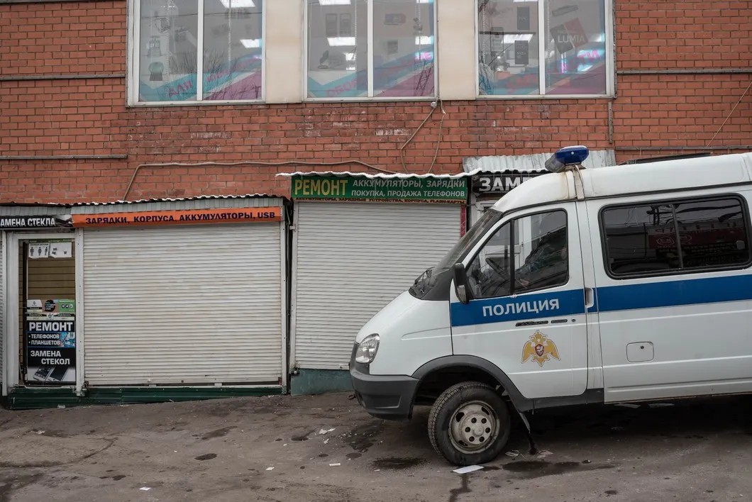 При входе на рынок дежурит полицейская машина. Фото: Виктория Одиссонова / «Новая газета»