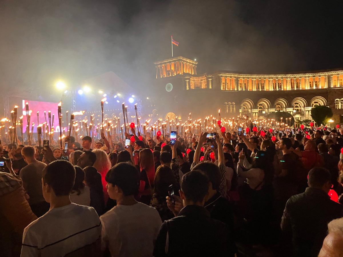 Шествие в память о жертвах Геноцида армян 1915 года, Ереван, площадь Республики. Фото: Оксана Мисирова / «Новая газета»