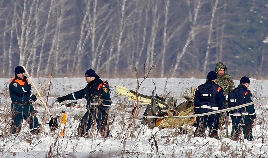 Спасатели на месте крушения самолета. Фото: AP / TASS