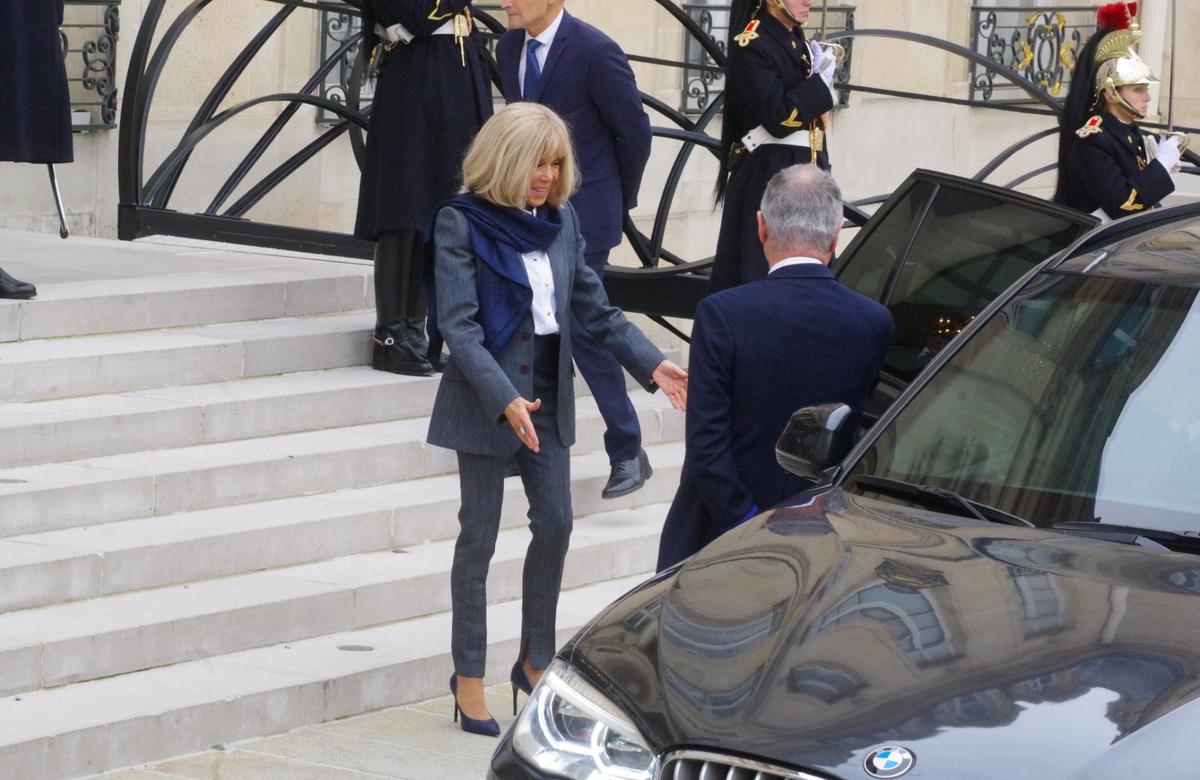 Брижит Макрон встречает гостью на ступенях Елисейского дворца. Фото: Юрий Сафронов / «Новая газета»