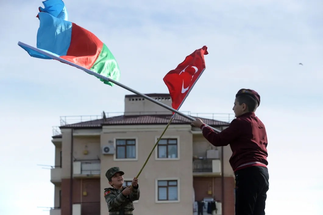 Дети в Гяндже празднуют завершение второй карабахской войны, завершившейся передачей значительных территорий Карабаха под контроль Азербайджана. Фото: РИА Новости
