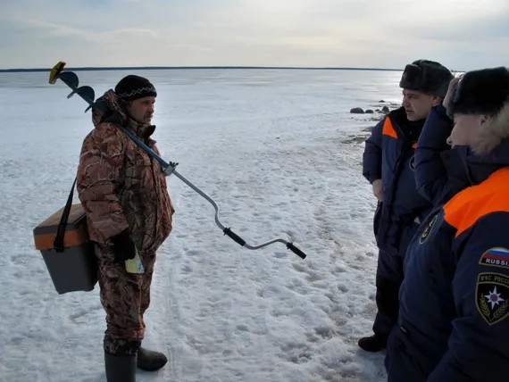 Рыбак с памяткой о правилах поведении на льду, выданной инспекторами ГИМС