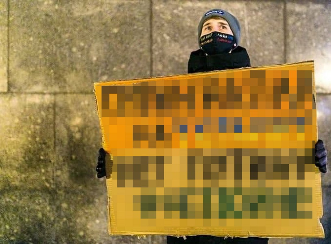 22-летний Кирилл Мартюшев на пикете с плакатом антивоенного содержания. Содержимое плаката заблюрено из-за вступления в силу закона о военной цензуре. Фото: соцсети