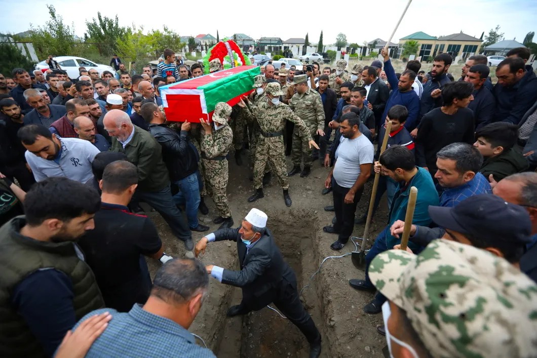Похороны офицера армии Азебрайджана, погибшего в ходе боев в зоне Нагорного Карабаха. Фото: Reuters