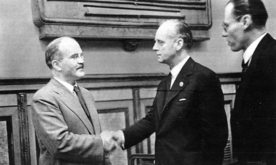 23 августа 1939 года. В. Молотов и И. фон Риббентроп пожимают руки после подписания пакта. Фото: wikipedia.org