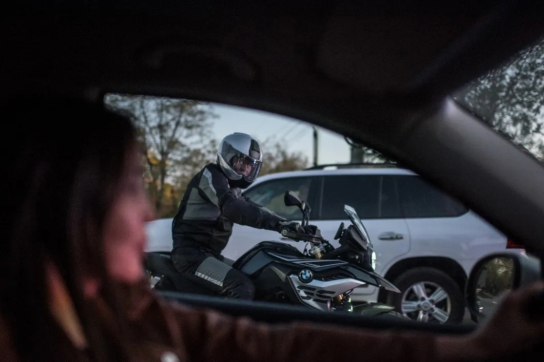 Бату Хасиков возвращается с благотворительного мотопробега. Фото: Алина Десятниченко, специально для «Новой»