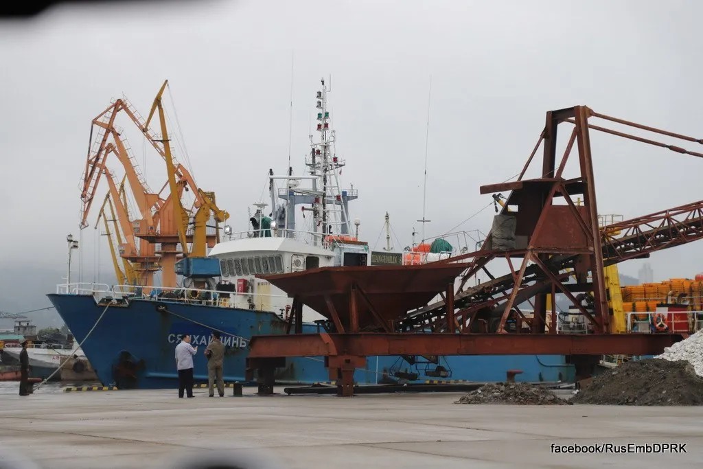 Российское судно «Сянхайлинь-8» было задержано военными КНДР и доставлено в порт. На выручку экипажа вылетали российские дипломаты. Фото: посольство России в КНДР