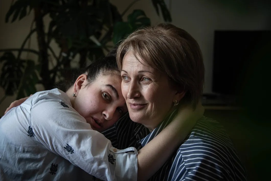 Фатя Дзгоева с мамой. Фото: Виктория Одиссонова / «Новая»
