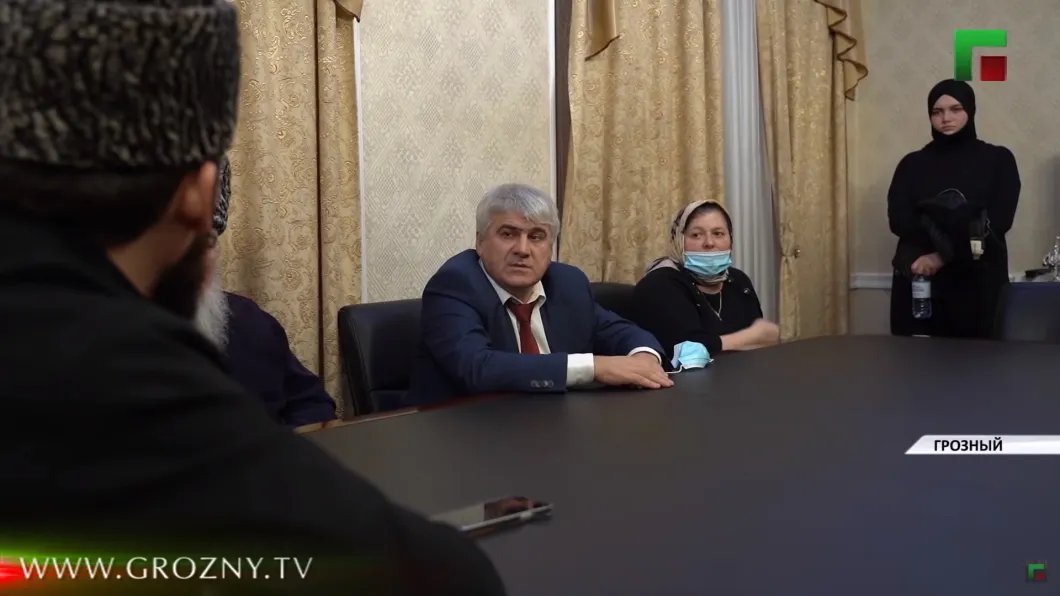 Заседание у Магомеда Даудова (слева, спиной), где представляют официальную версию освобождения девочки. Жасмина Сейидова — справа