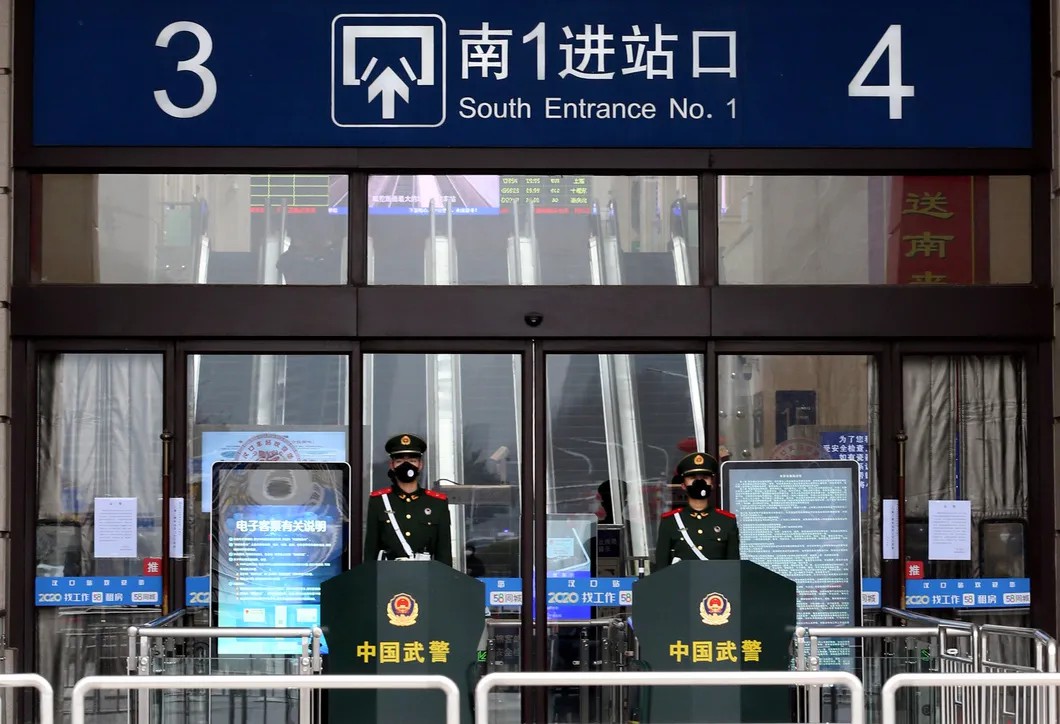 Китайские силовики охраняют закрытый вокзал в Ухани. Фото: Reuters
