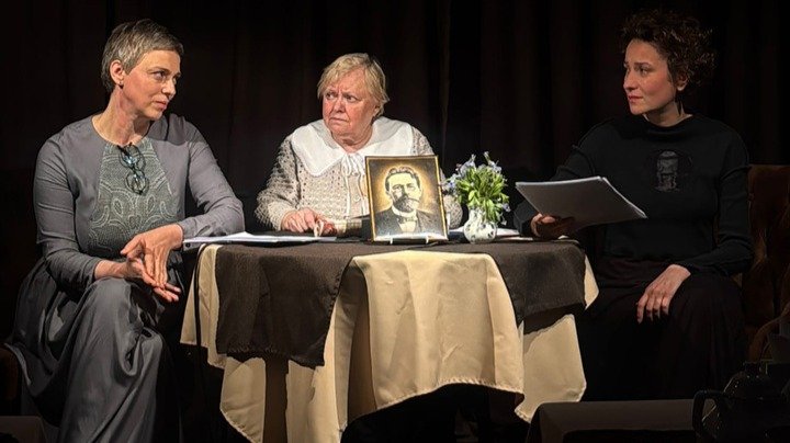 Трое на сцене, не считая Чехова