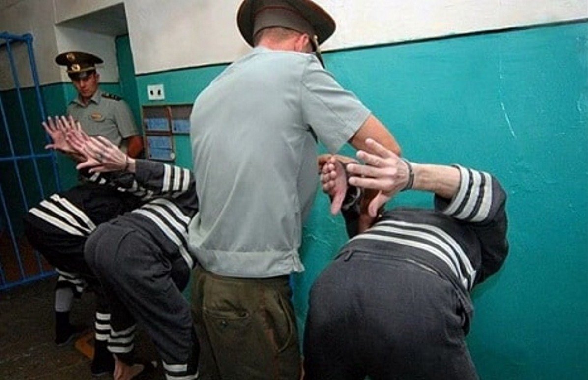 Поза «ку», арестанты одеты в робу «мишень». Колония «Черный дельфин». Фото: сайт fsin-pismo-gid.ru