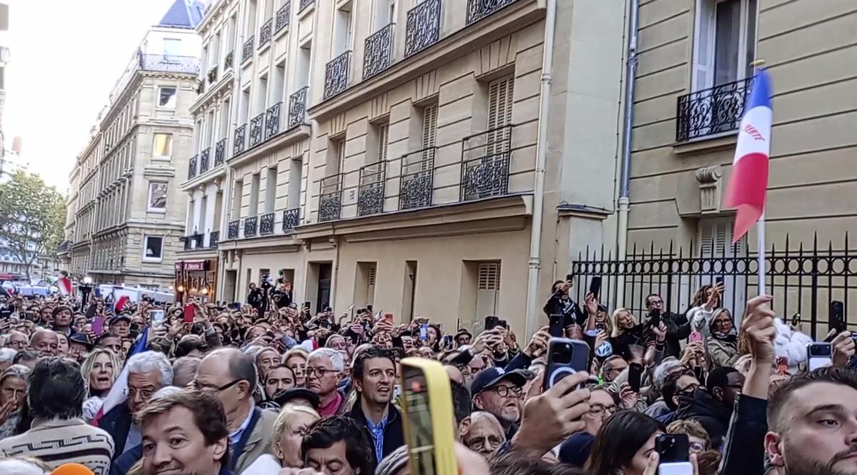 Несколько сотен сторонников Саркози провожали его в тюрьму. Кадр из видео Наталии Даниловой, для «Новой газеты»