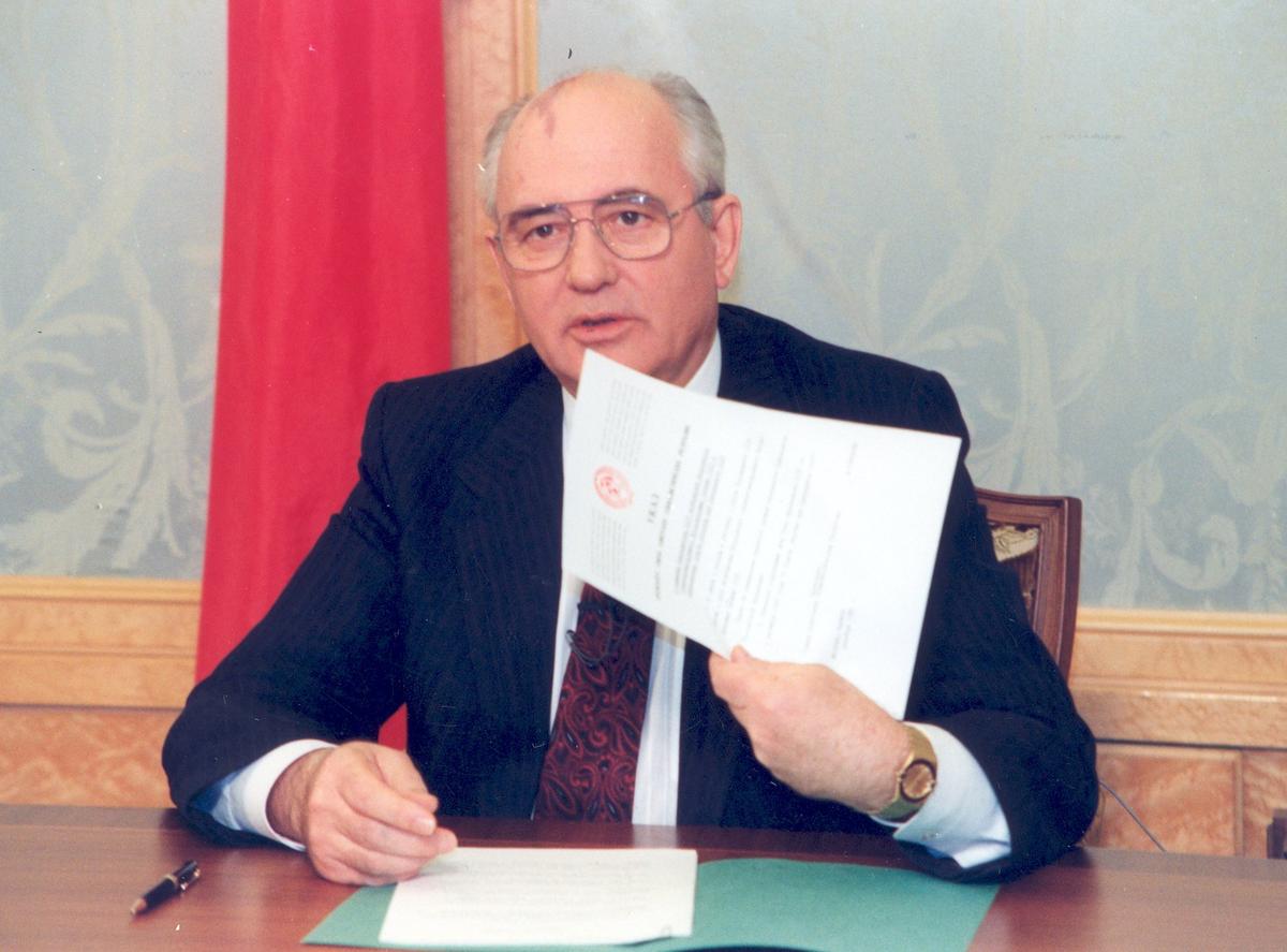 Михаил Горбачев показывает журналистам указ о своей отставке. Фото: «Горбачев-фонд»