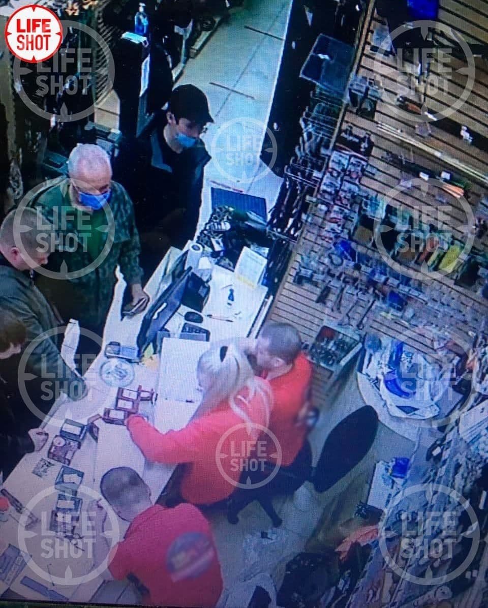 Кадр с камеры оружейного магазина в Йошкар-Оле. Ильназ Галявиев (вверху, в черном) покупает дробовик, с которым 11 мая нападет на свою бывшую школу. Фото опубликовано Life