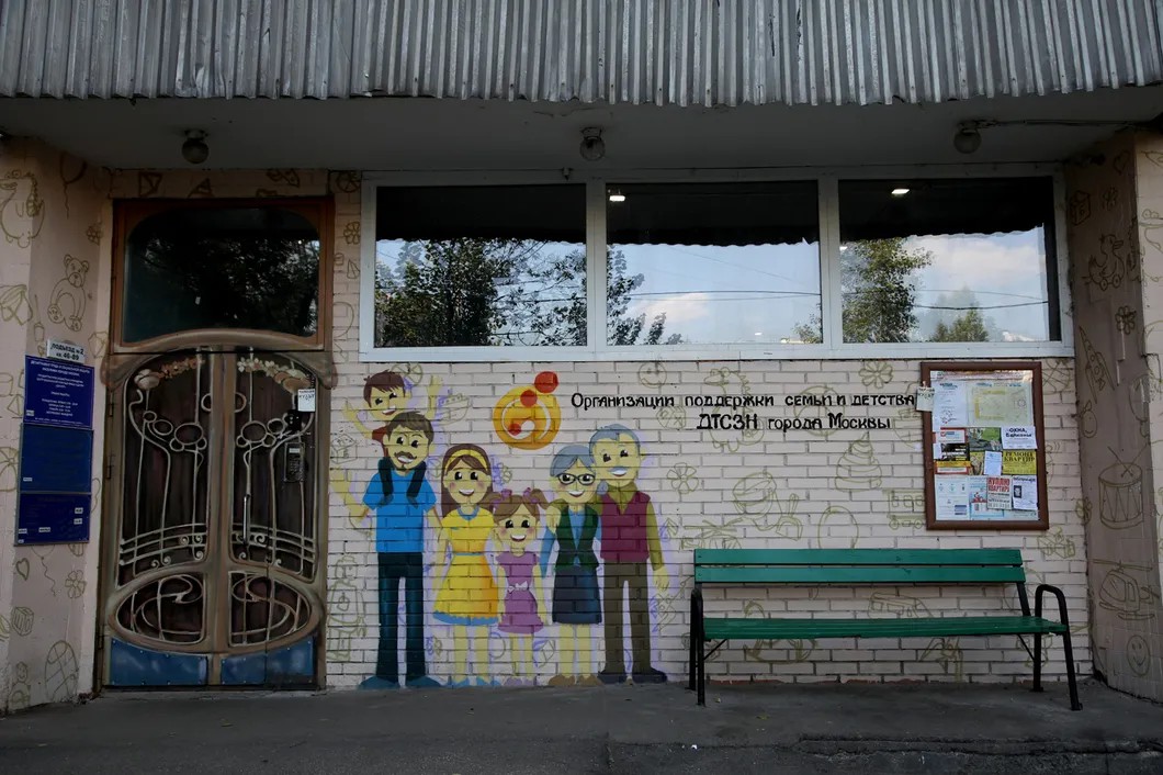 Граффити на доме семьи Хачатурян. Фото: Анна Артемьева / «Новая газета»