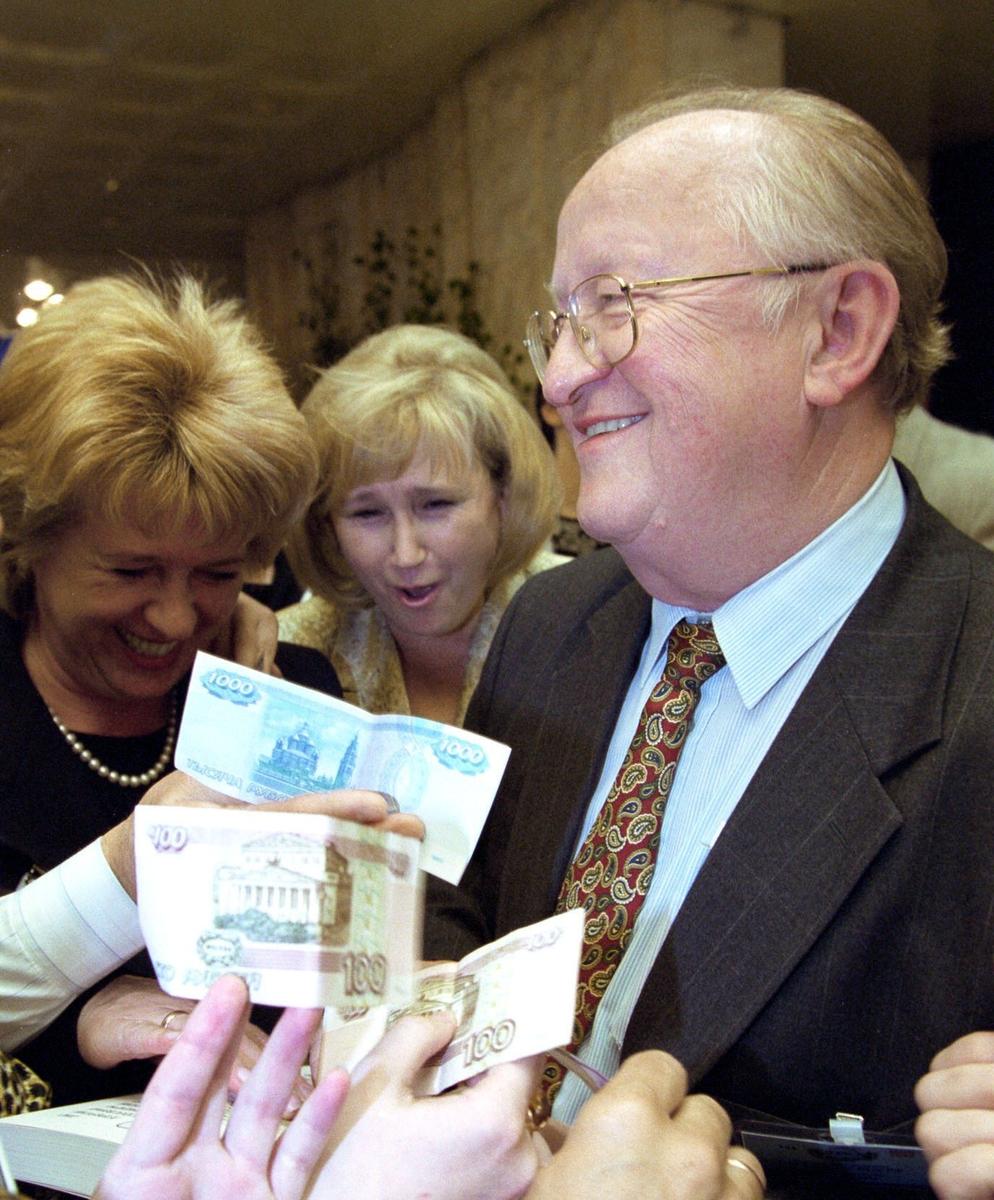 7 июня 2002 года. 11-й Международный банковский конгресс в Санкт-Петербурге. Виктор Геращенко подписывает денежные купюры. Фото: Юрий Белинский / ИТАР-ТАСС