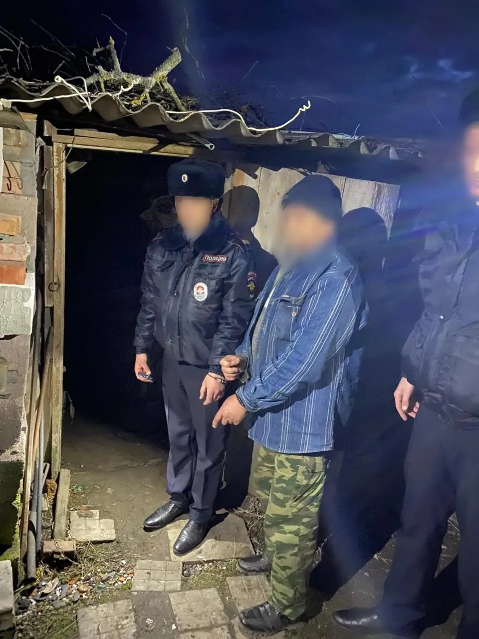 Житель поселка Звезда Краснодарского края, подозреваемый в убийстве ребенка, во время следственного эксперимента. Фото: Следственное управление СК РФ по Краснодарскому краю