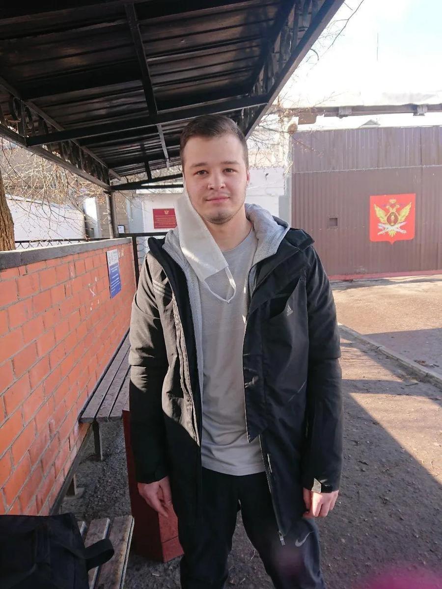 Никита Чирцов у ворот СИЗО. Фото: telegram-канал freechirtsov
