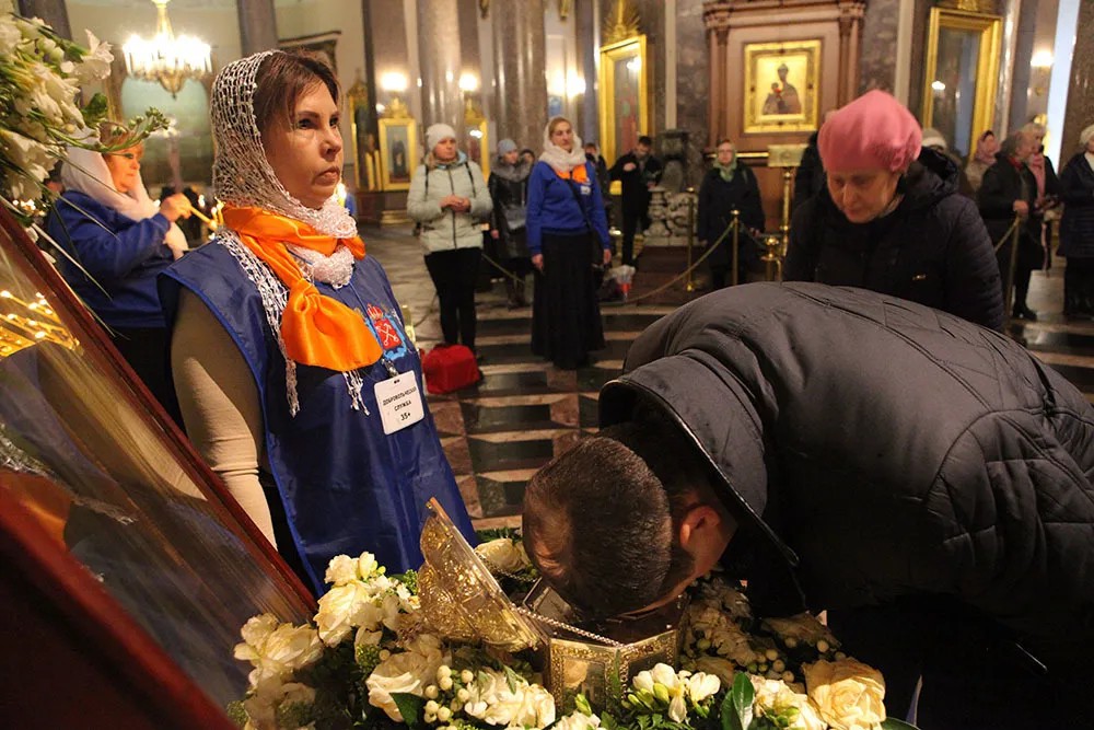 A man kissing the relic in the Kazan Cathedral in St. Petersburg. Photo: Elena Lukyanova / "Novaya Gazeta"