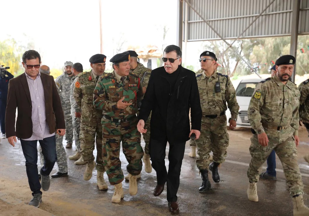 Премьер Ливии Фаиз Саррадж посещает один из чек-поинтов, отбитых у армии Хафтара. Апрель 2019 года. Фото: Reuters