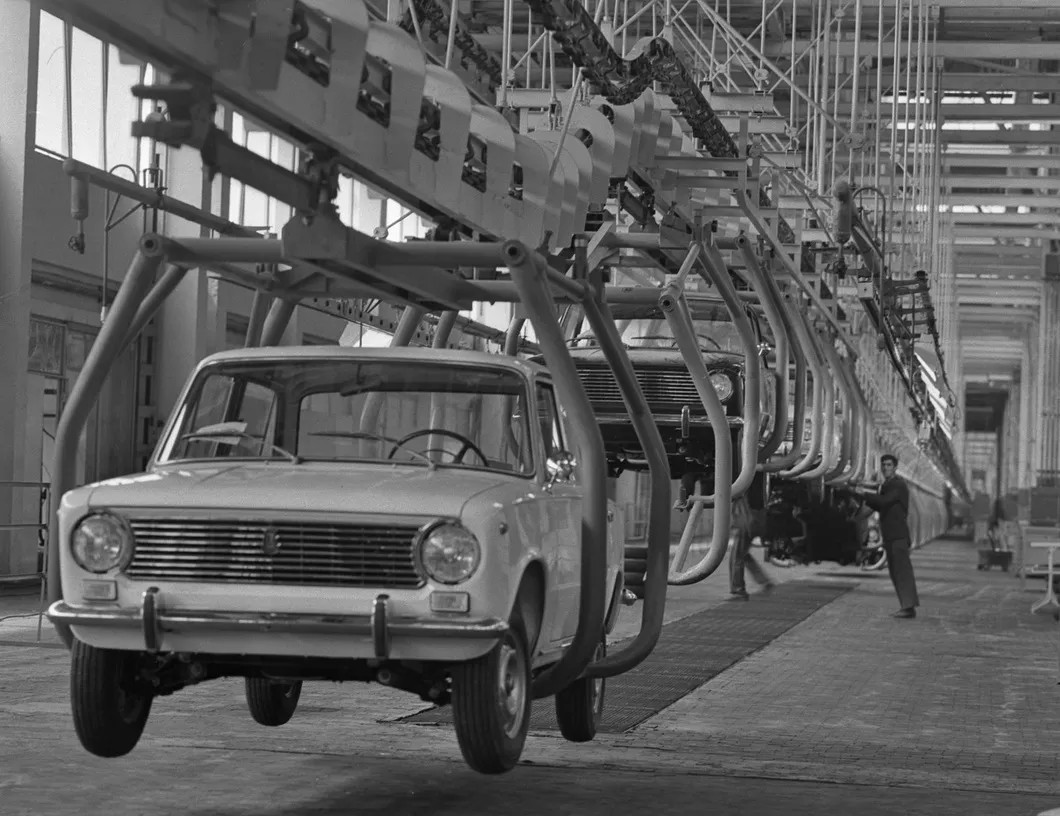 Сойти с конвейера. Волжский автомобильный завод в Тольятти 1966. ВАЗ 2101 zavod. Волжский автозавод ВАЗ-2101. ВАЗ 2101 Жигули с завода.