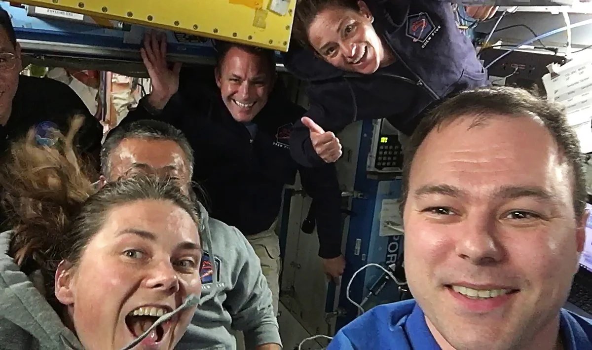 Космонавты Роскосмоса Анна Кикина, Дмитрий Петелин (слева направо на первом плане), астронавты NASA Джош Кассада и Николь Манн (слева направо на втром плане). Фото: Дмитрий Петелин / ТАСС