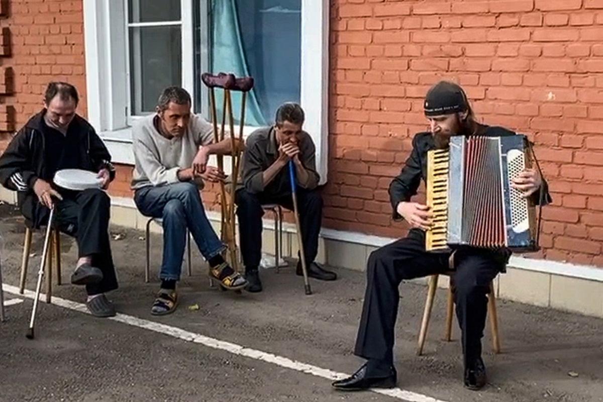Профессор Олег играет на гормошке для своей публики. Фото предоставлено «Домом Друзей»