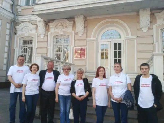 Родственники арестованных по делу «Сети» у Ленинского районного суда Пензы. Фото: Екатерина Косаревская