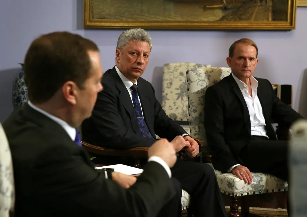 Будучи кандидатом в президенты Украины Юрий Бойко (в центре) приехал в Москву для встречи с премьером Медведевым (слева). Фото: РИА Новости