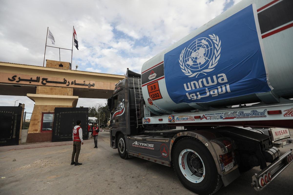 Грузовик БАПОР с топливом для жителей сектора Газы на КПП «Рафах» в Египте. Фото: dpa / picture-alliance