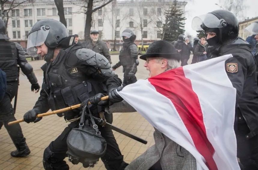Силовики задерживают Нину Багинскую. Фото: Радио Свобода